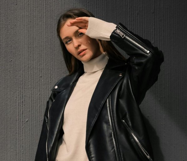 What's the Best Way to Layer a Sleeveless Turtleneck for Professional Settings?